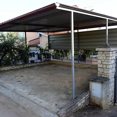Apartment Natalia Mit Grossem Gemeinschaftspool Fuskulin